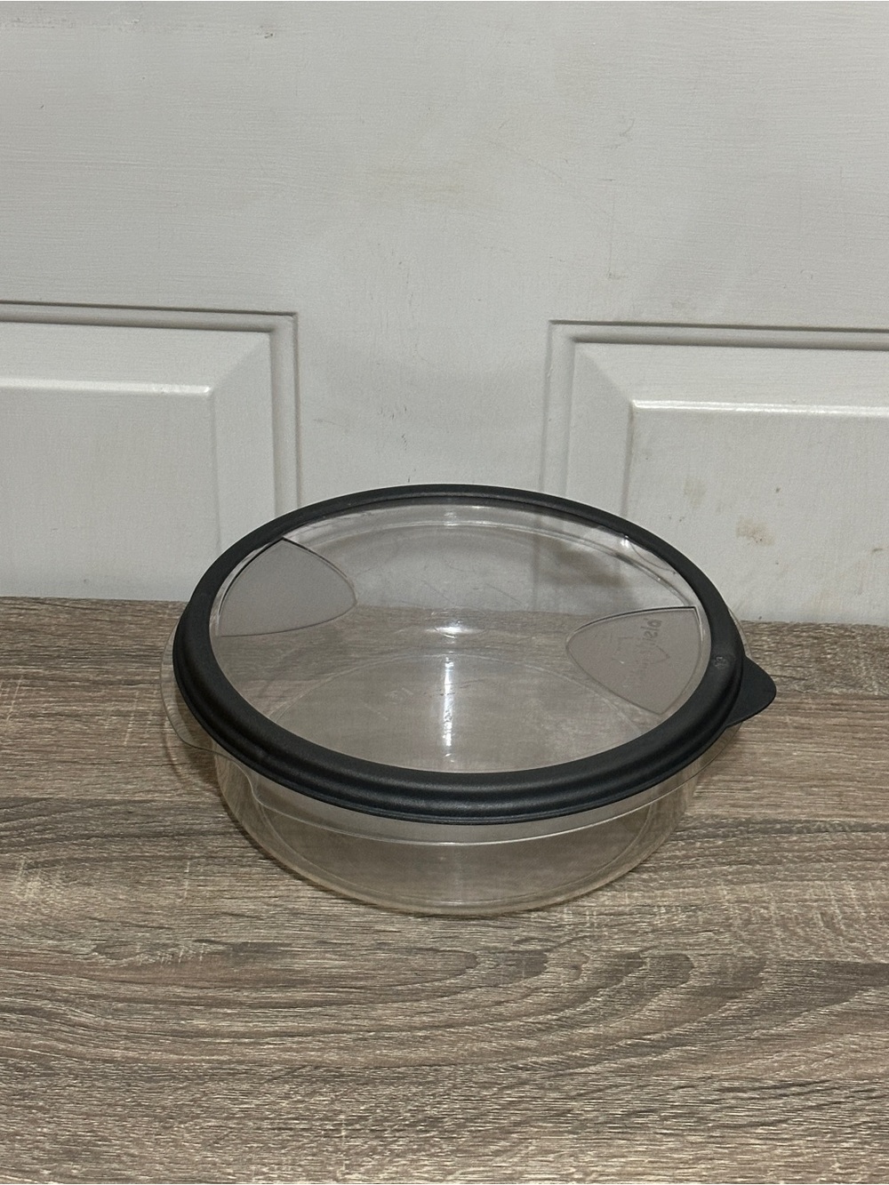 Rubbermaid Stain Shield Container 10.6 Cup Round 2.6 Quart 2.5L With Lid 585D
